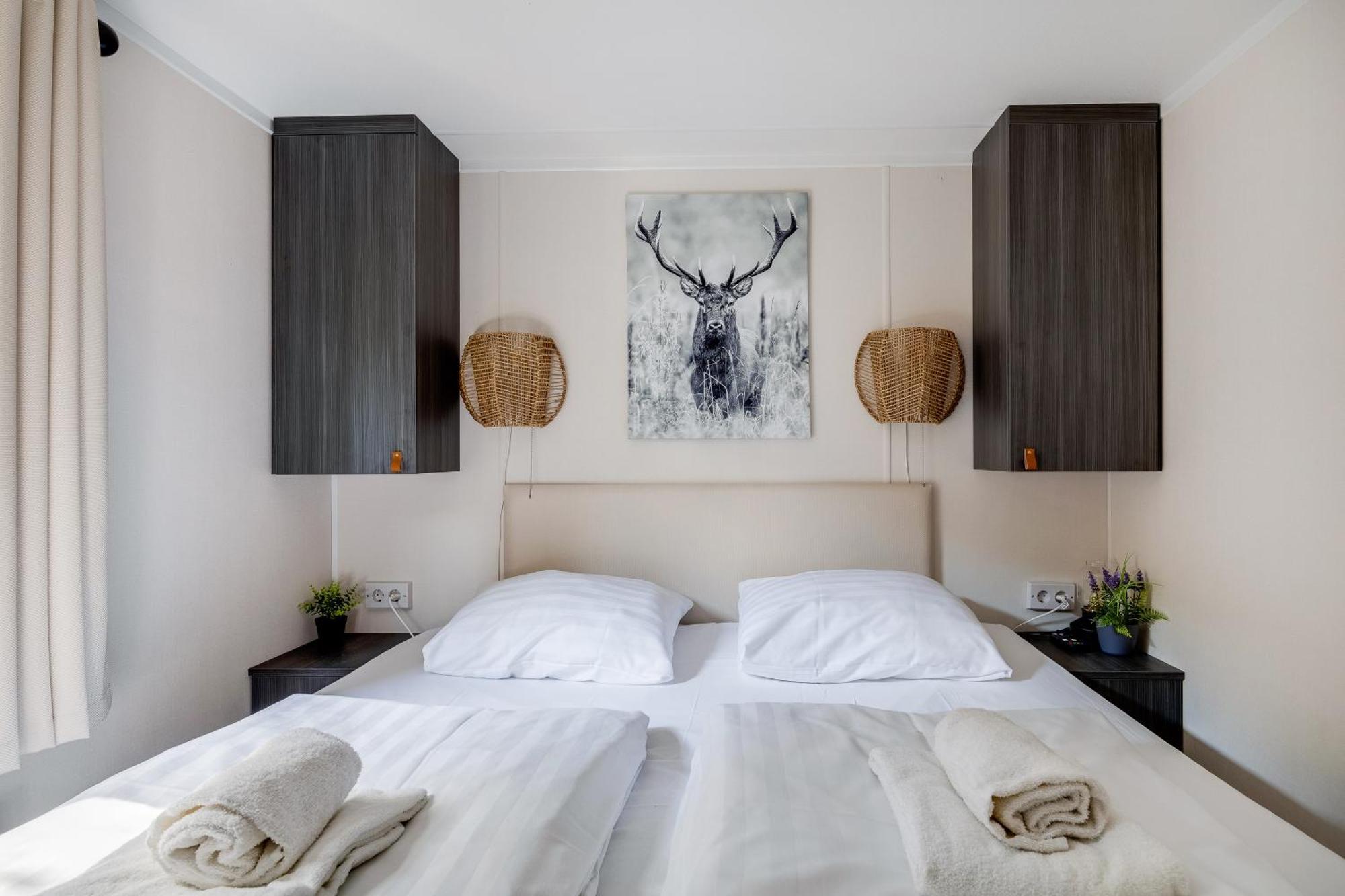Veluwe Hoenderloo Luxury Chalet With Private Sauna And Hot Tub - Swimming Pool Tennis Court Supermarket Bowling Alley Theatre And Entertainment For Children エクステリア 写真